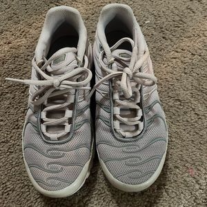 | Nike air max plus | Size: 4 | Color: Pink and grey |